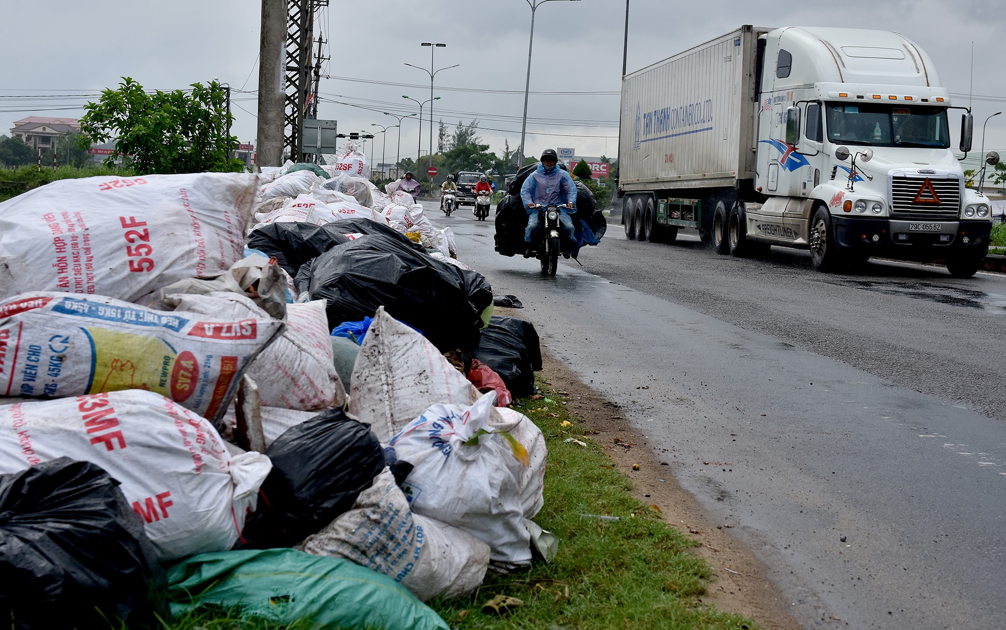 Dân bức xúc rác thải ảnh 1 Dan buc xuc rac thai anh 1