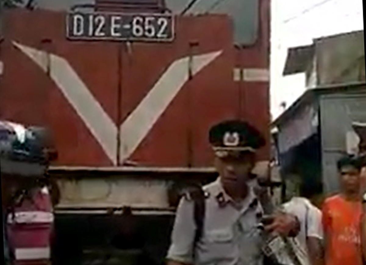 Nguoi dan ong khieng xe may chan doan tau sau tai nan hinh anh