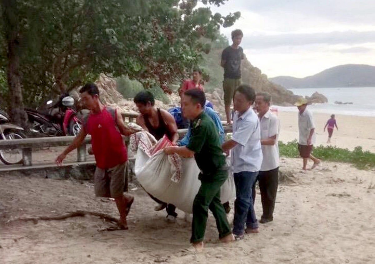 Tim thay thi the nan nhan thu 3 chet duoi o vung bien Quy Nhon hinh anh