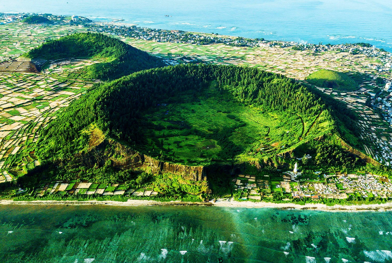 Ngam mieng nui lua tren dao Ly Son tu fly cam hinh anh