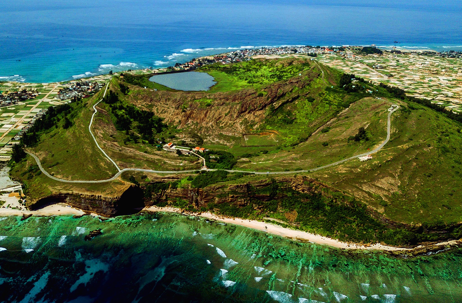 Dau tich mieng nui lua trieu nam het 'chao khong lo' nhin tu tren cao hinh anh