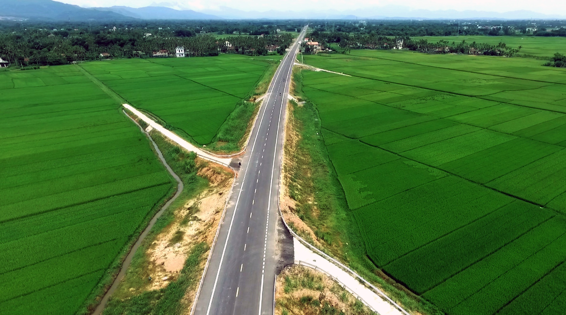 Cao toc Da Nang - Quang Ngai anh 17