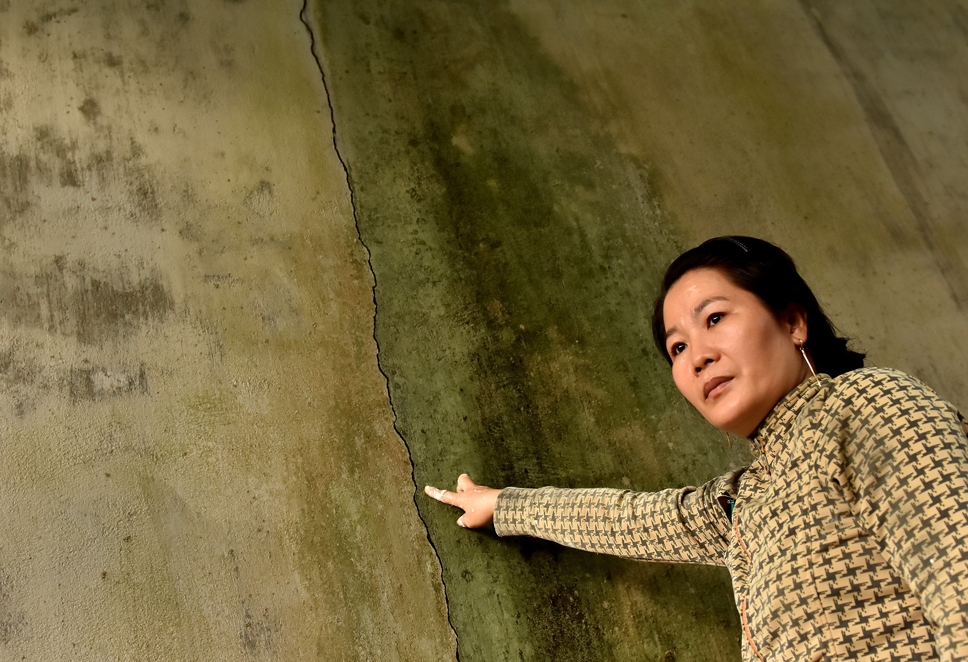 Nguoi dan xu Quang khon kho vi thi cong duong cao toc gay nut nha hinh anh