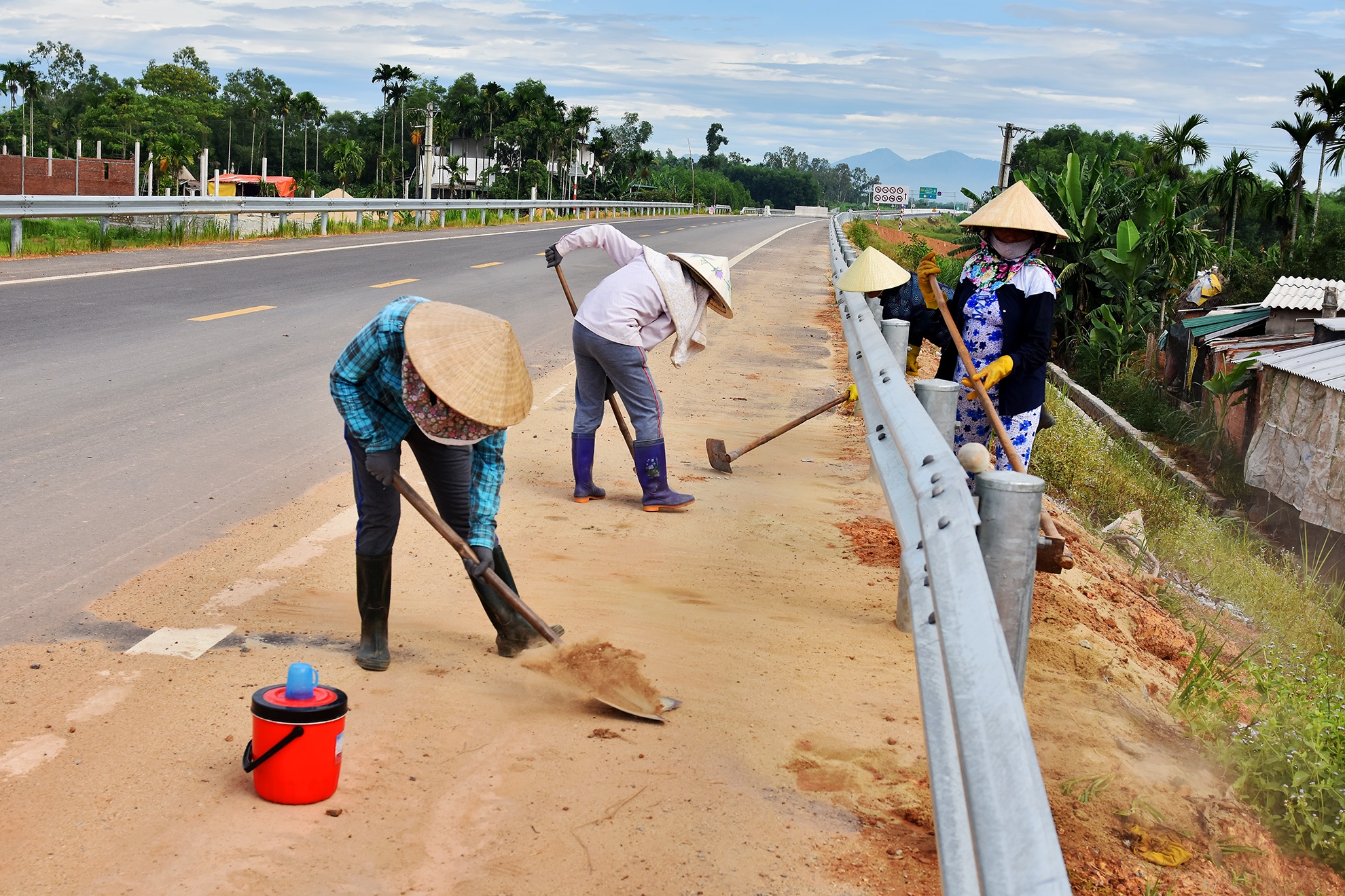 Cao toc Da Nang - Quang Ngai anh 4