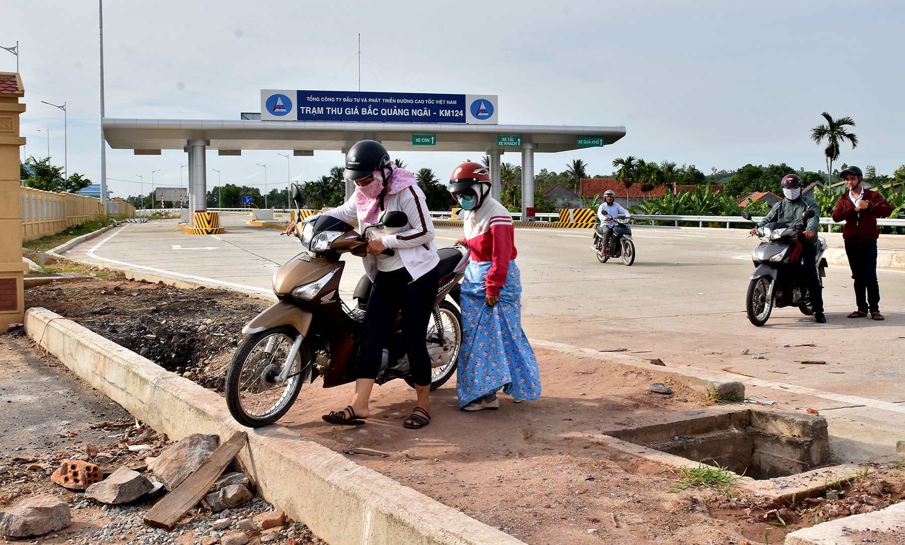 Dan do xo di vao cao toc Da Nang - Quang Ngai truoc ngay thong xe hinh anh