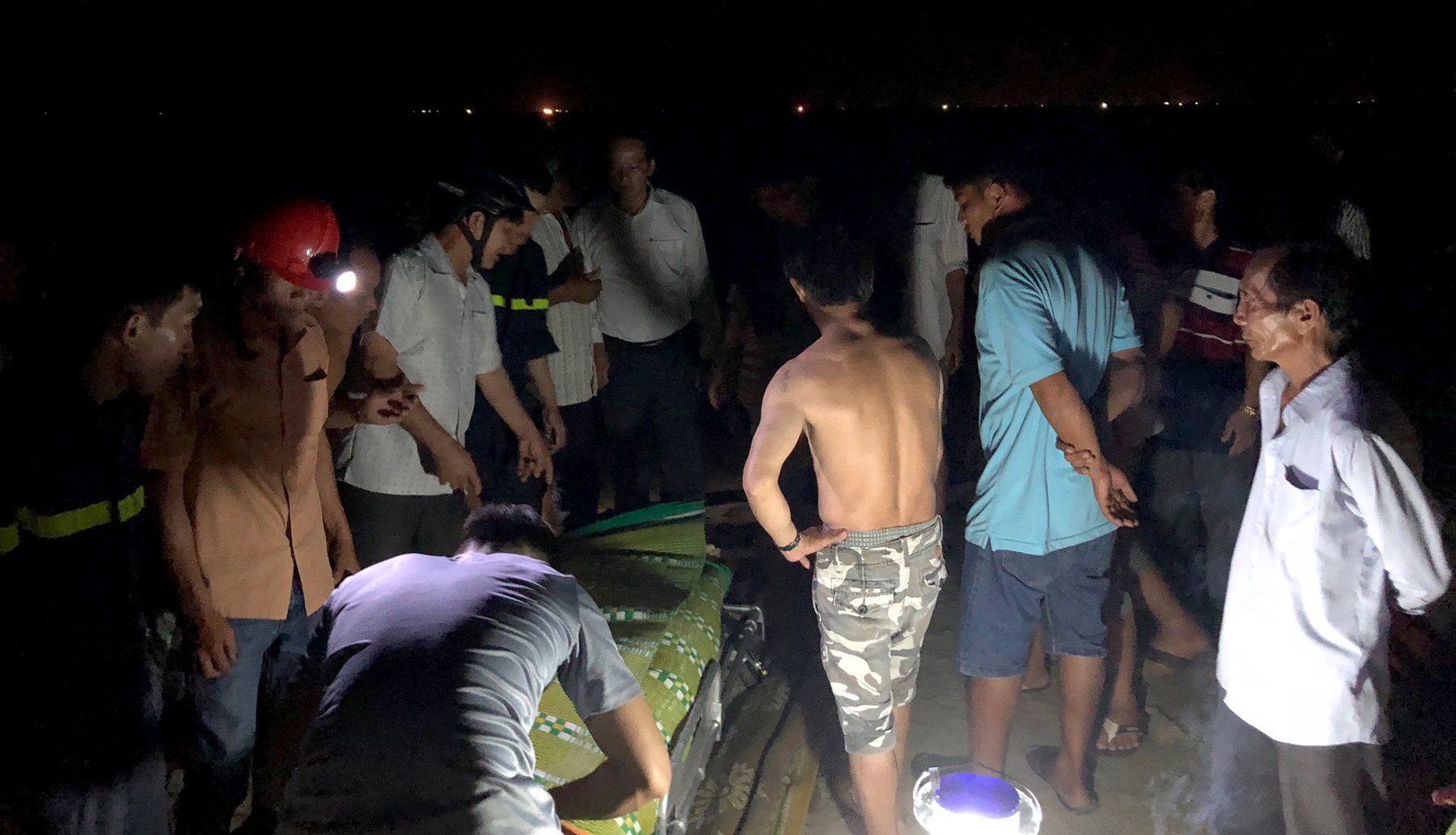 3 hoc sinh bi song cuon ra bien, 2 nan nhan thiet mang hinh anh