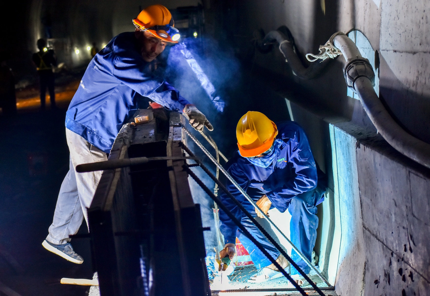 Hang tram ky su, cong nhan don suc thi cong ham xuyen deo Cu Mong hinh anh