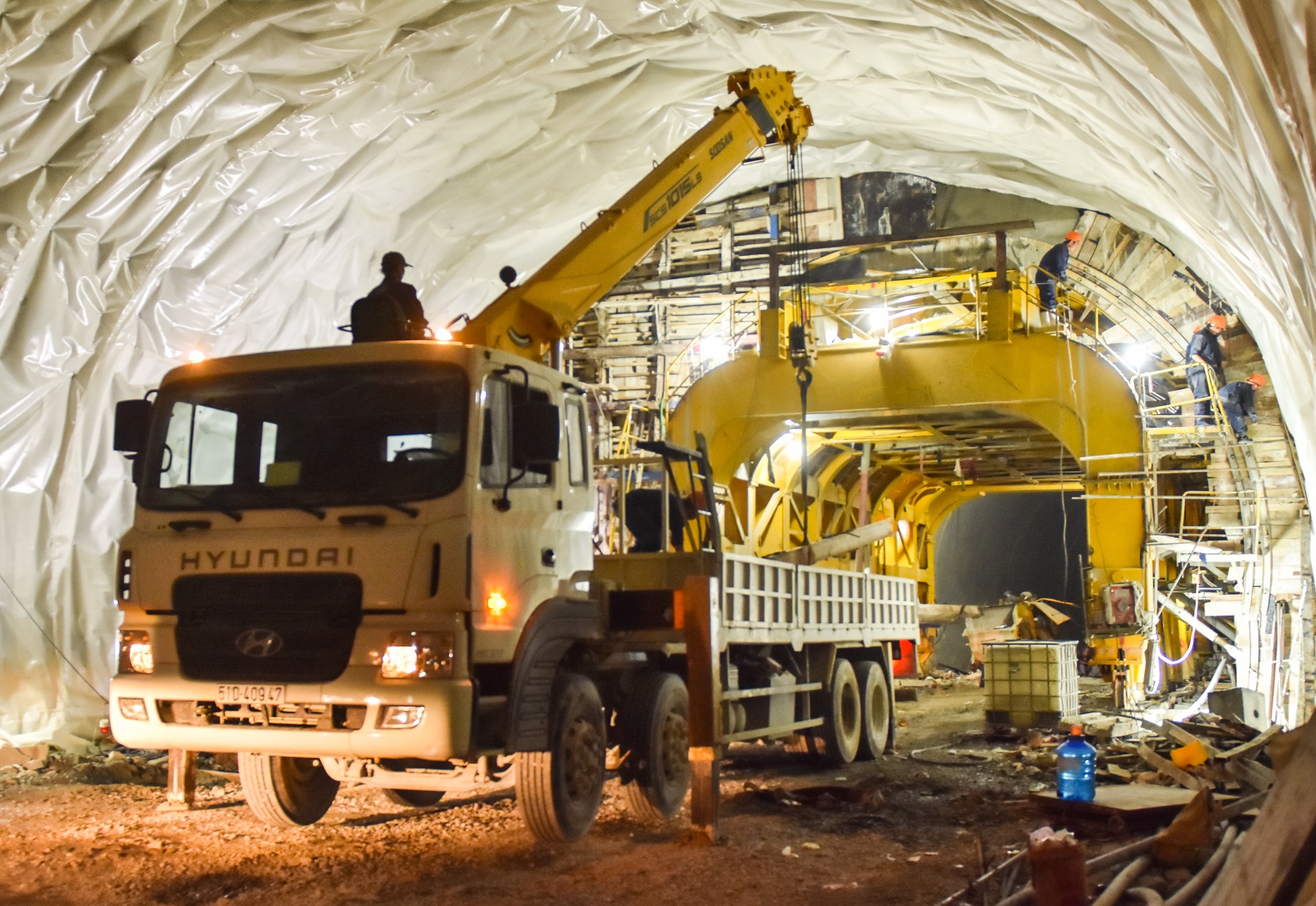 Ben trong cong truong ham duong bo nghin ty noi Binh Dinh - Phu Yen hinh anh