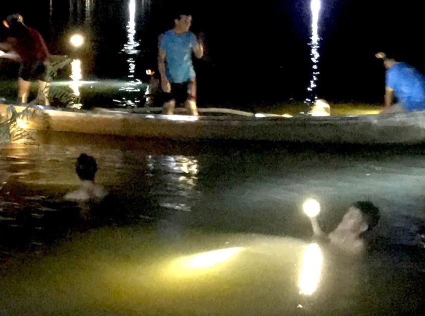 Ru nhau tam song, 4 em nho chet duoi hinh anh