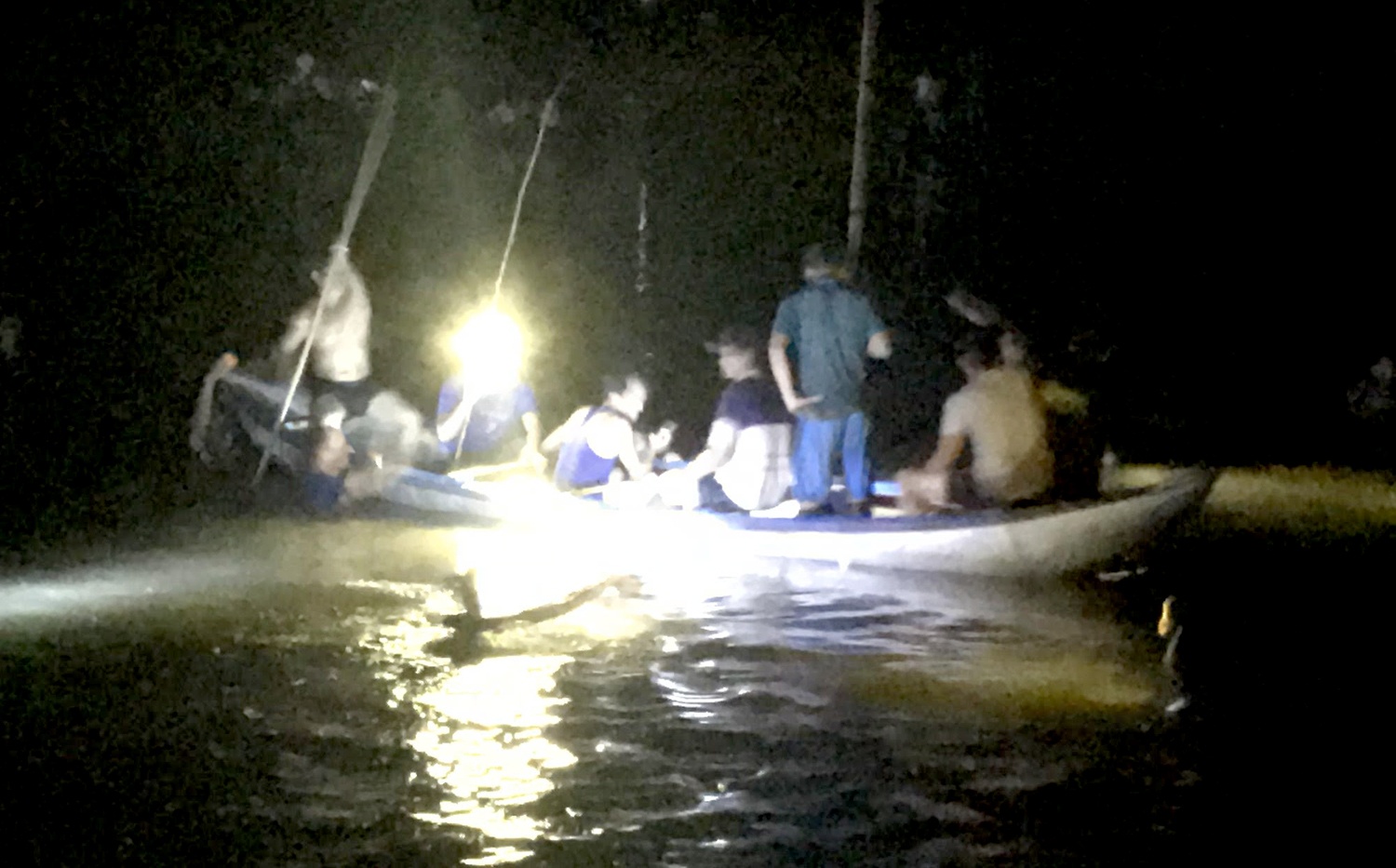 Canh sat lan ngup trong dem tim thi the 4 hoc sinh chet duoi hinh anh