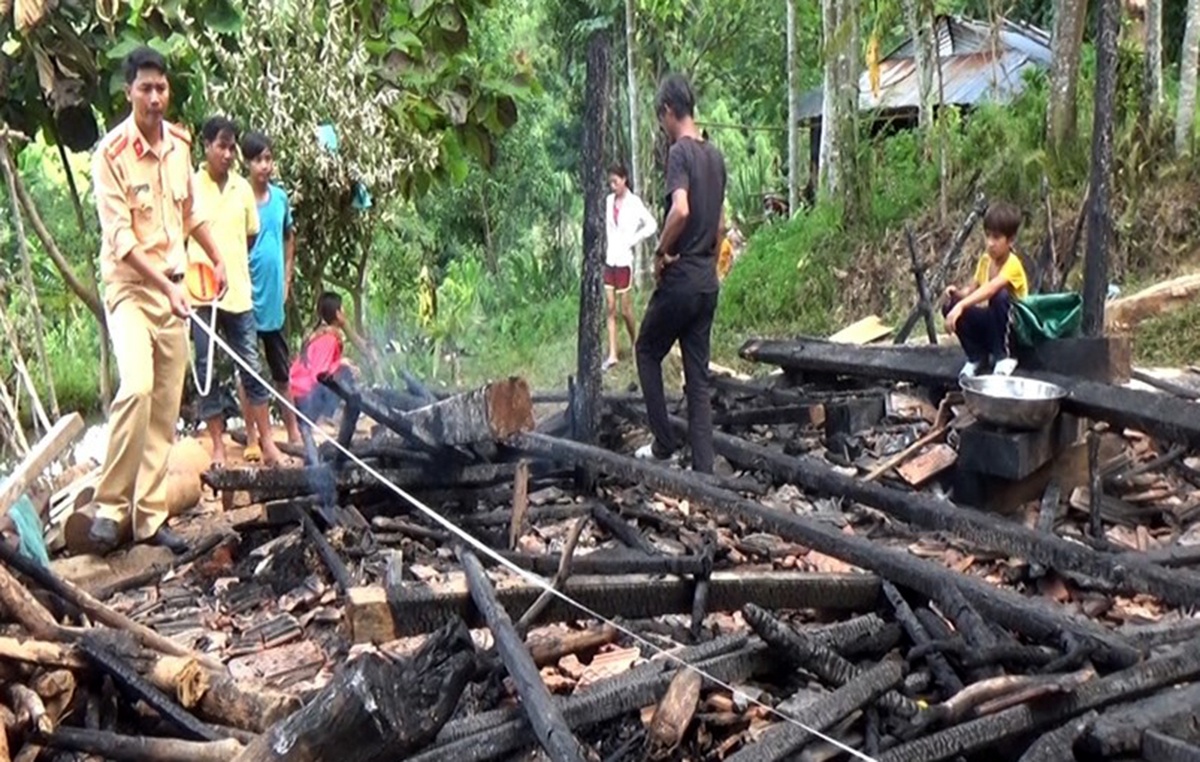 Nghi an chong cham lua dot nha sau khi cai nhau voi vo hinh anh