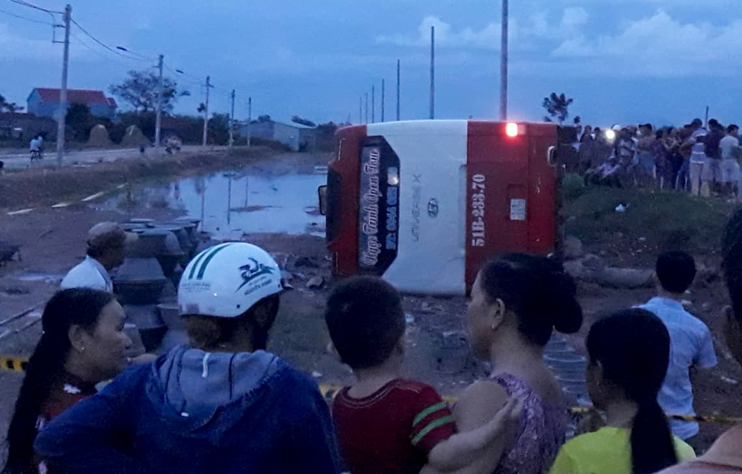 Xe khách lật ở Bình Định ảnh 1 Xe khach lat o Binh Dinh anh 1