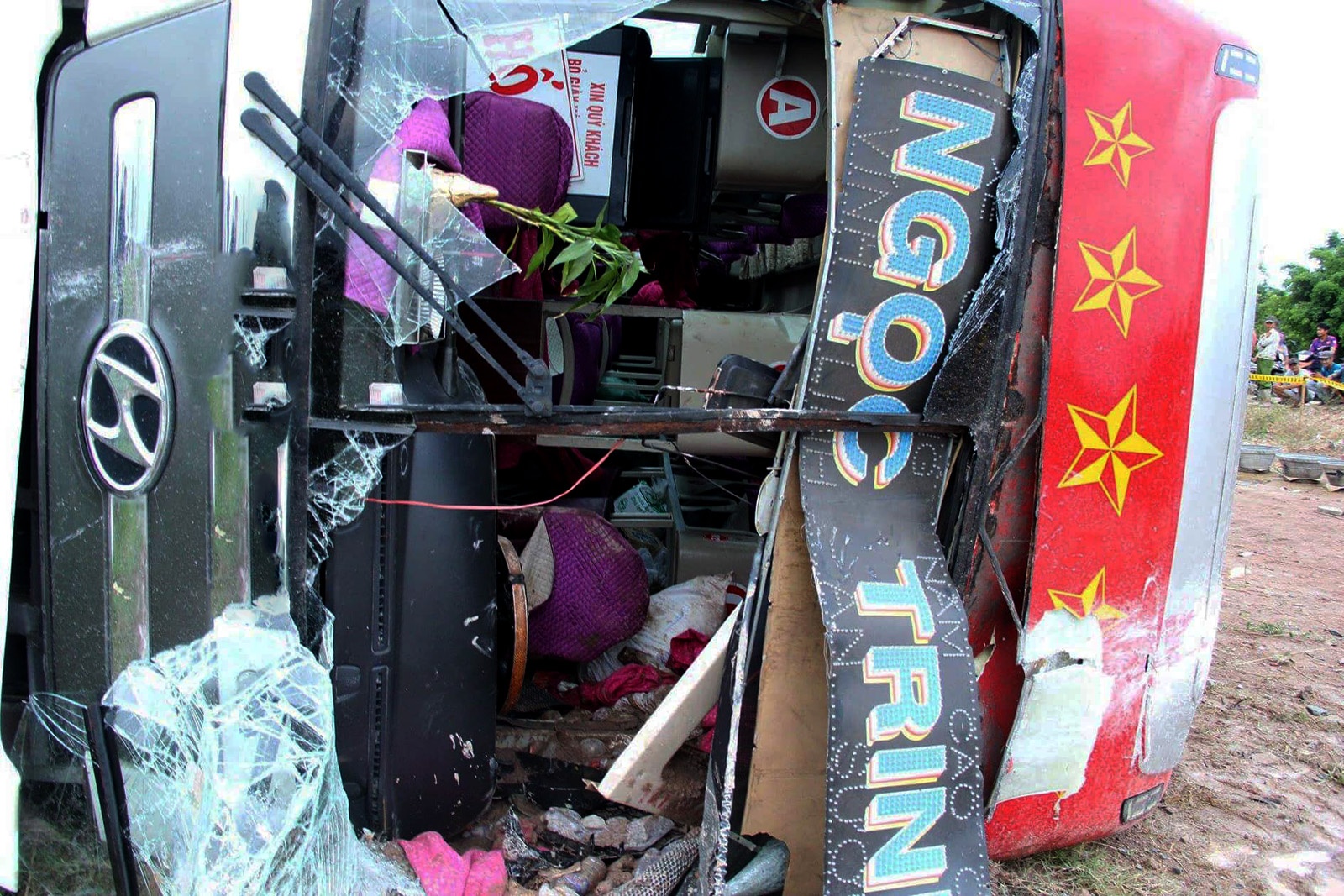 Hang chuc nguoi keu cuu trong xe giuong nam lat ngang hinh anh