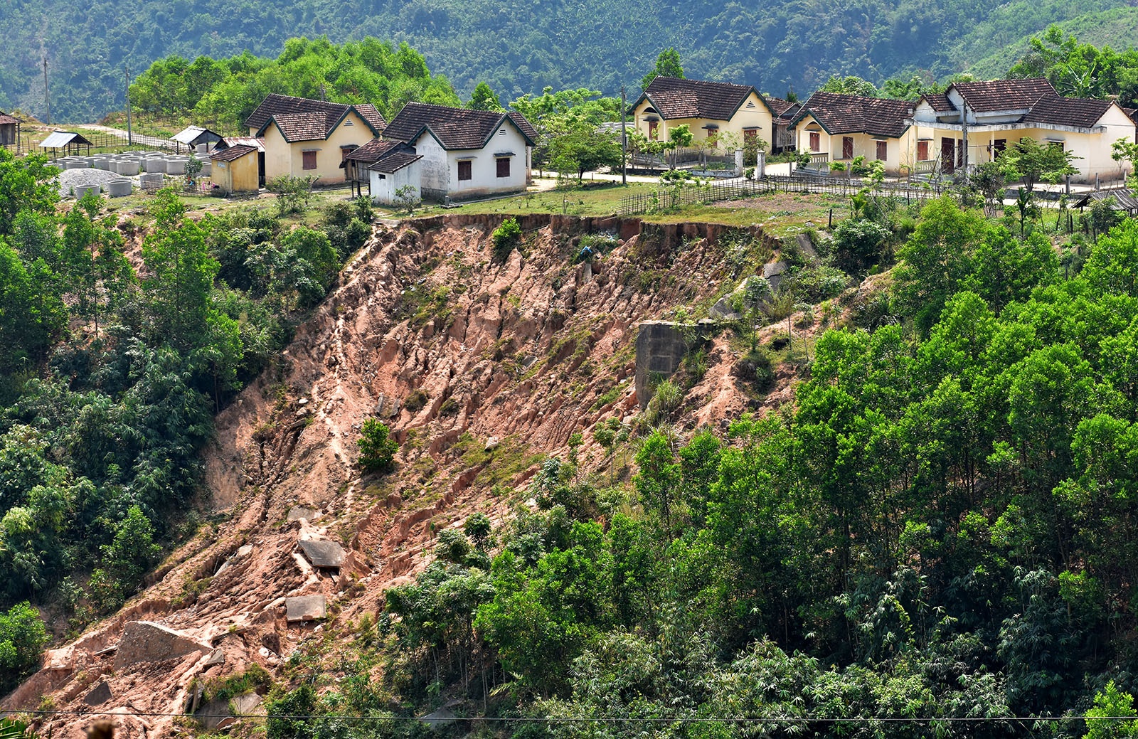 Dan lang vung cao Quang Ngai lo 'ho tu than' cuon troi nha cua hinh anh