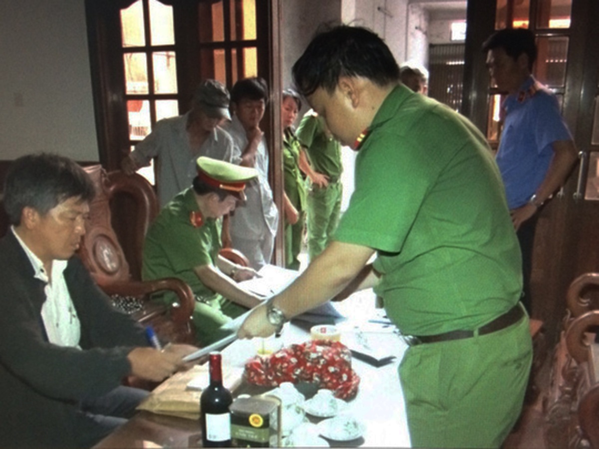 Vo chong giam doc lua dao 40 ty hinh anh
