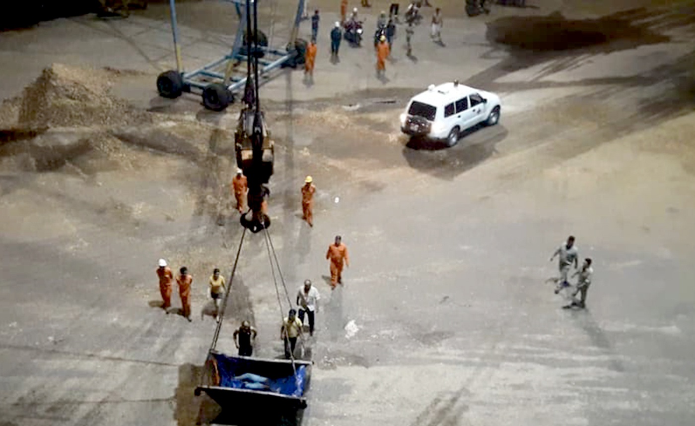 Hai cong nhan tu vong duoi ham tau cho hang o cang Quy Nhon hinh anh