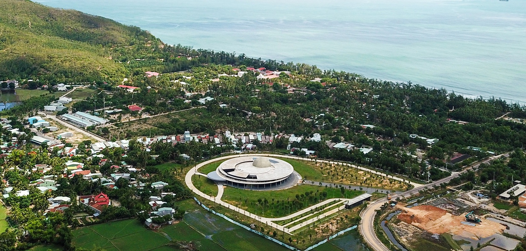 Toan canh to hop khong gian khoa hoc o Quy Nhon hinh anh