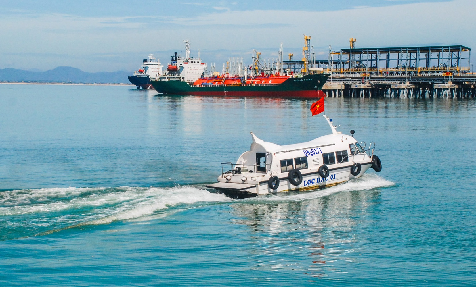 'Thanh pho cong nghiep' nhin tu nha may loc dau Dung Quat hinh anh