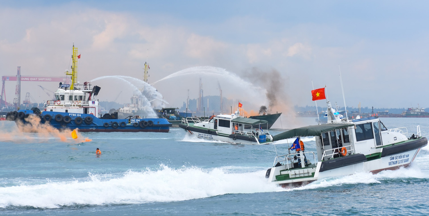 Dien tap cuu nan, ung pho su co tran dau o vung bien Quang Ngai hinh anh