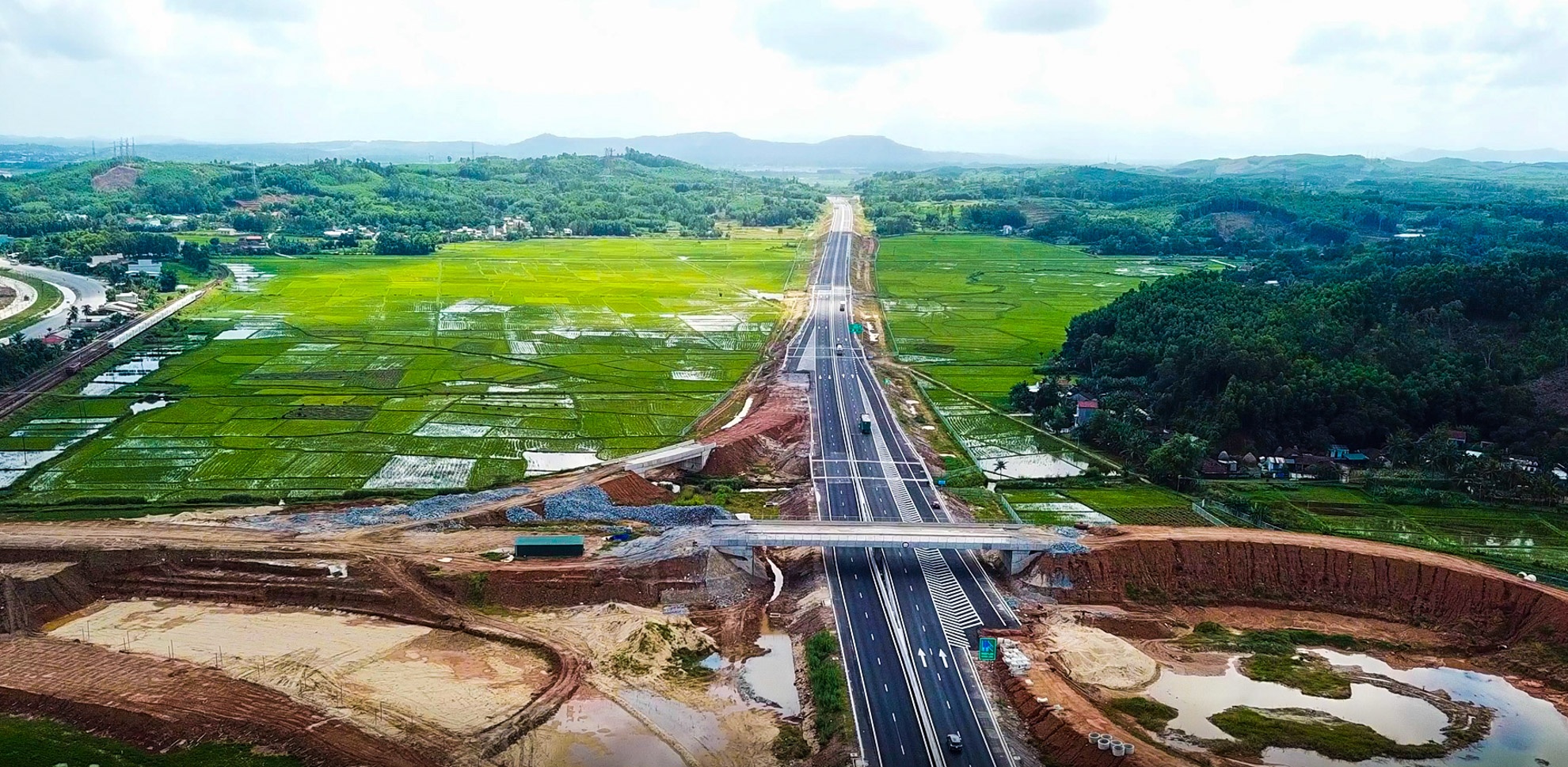Nhieu hang muc cong trinh do dang tren cao toc 34.500 ty hinh anh