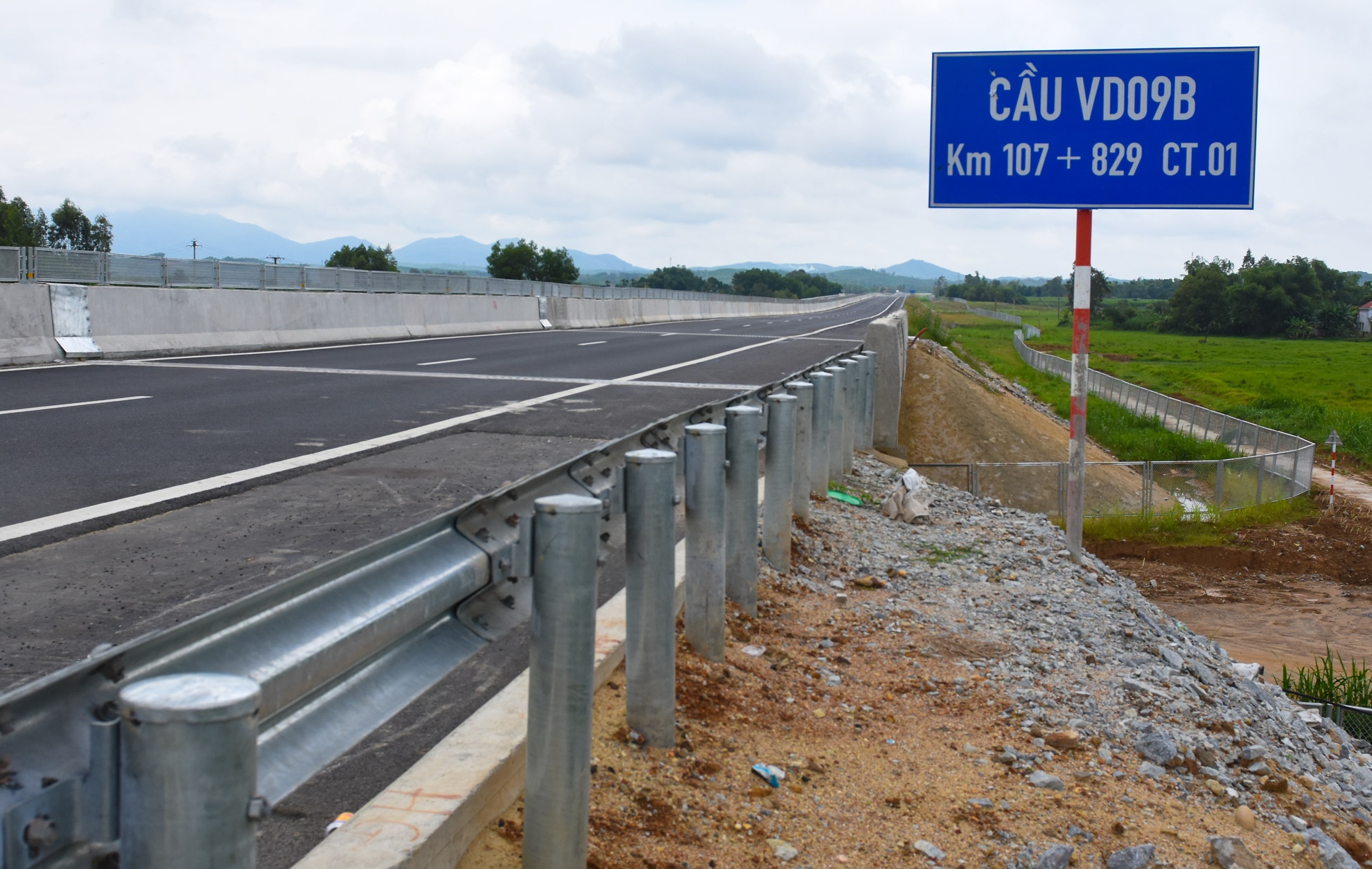 Cao tốc Đà Nẵng Quảng Ngãi lại bị thấm nước mưa ảnh 2 Cao toc Da Nang Quang Ngai lai bi tham nuoc mua anh 2