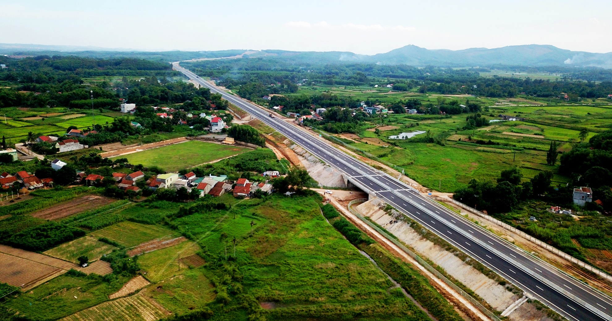 Cao toc 34.500 ty tham dot sau thong xe, nha thau noi cau dang xay hinh anh