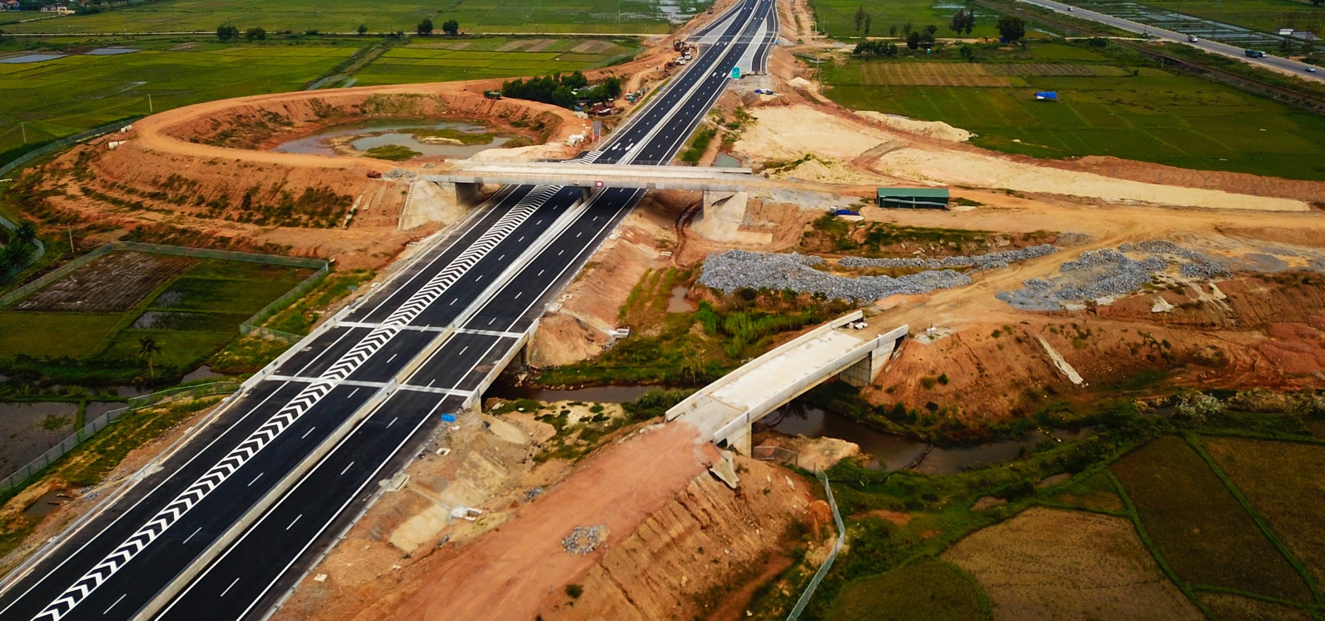 Can canh vong xoay cao toc 34.500 ty sut lun can 300 ngay khac phuc hinh anh