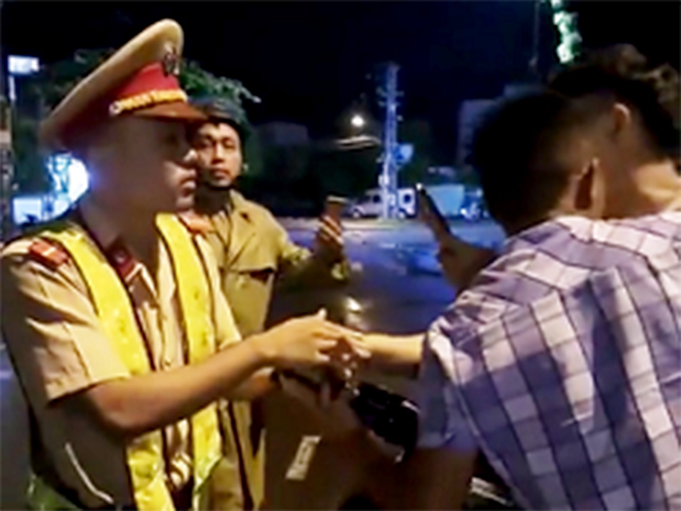 Tranh cai voi nam thanh nien, canh sat giao thong bat ngo te nga hinh anh