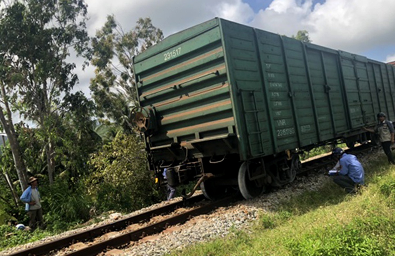 Tau cho hang trat banh, duong sat Bac - Nam tac nghen nhieu gio hinh anh