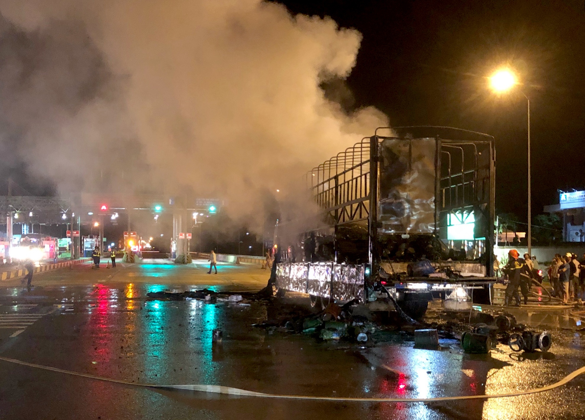 Xe tai boc chay gan Tram BOT Bac Binh Dinh hinh anh