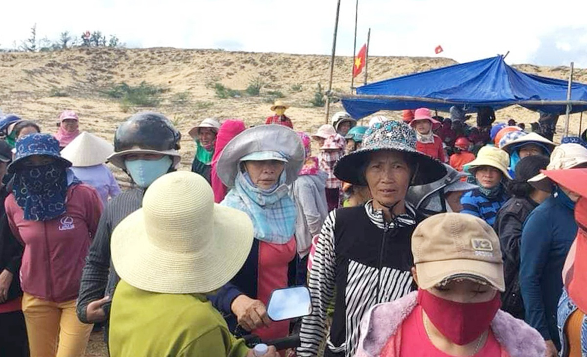 Dan giu xe cho cong binh 3 ngay phan doi du an dien mat troi hinh anh