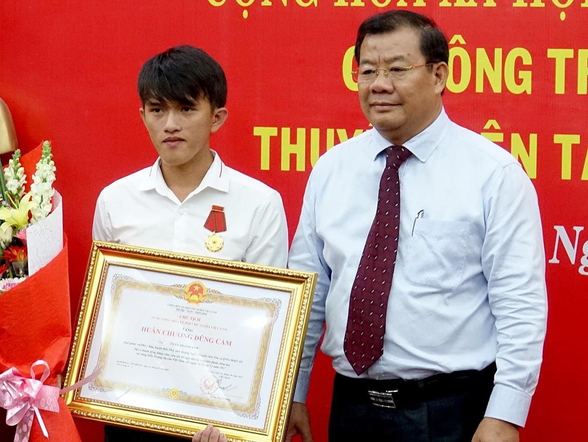 Tang huan chuong dung cam cho ngu dan Quang Ngai cuu nguoi hinh anh