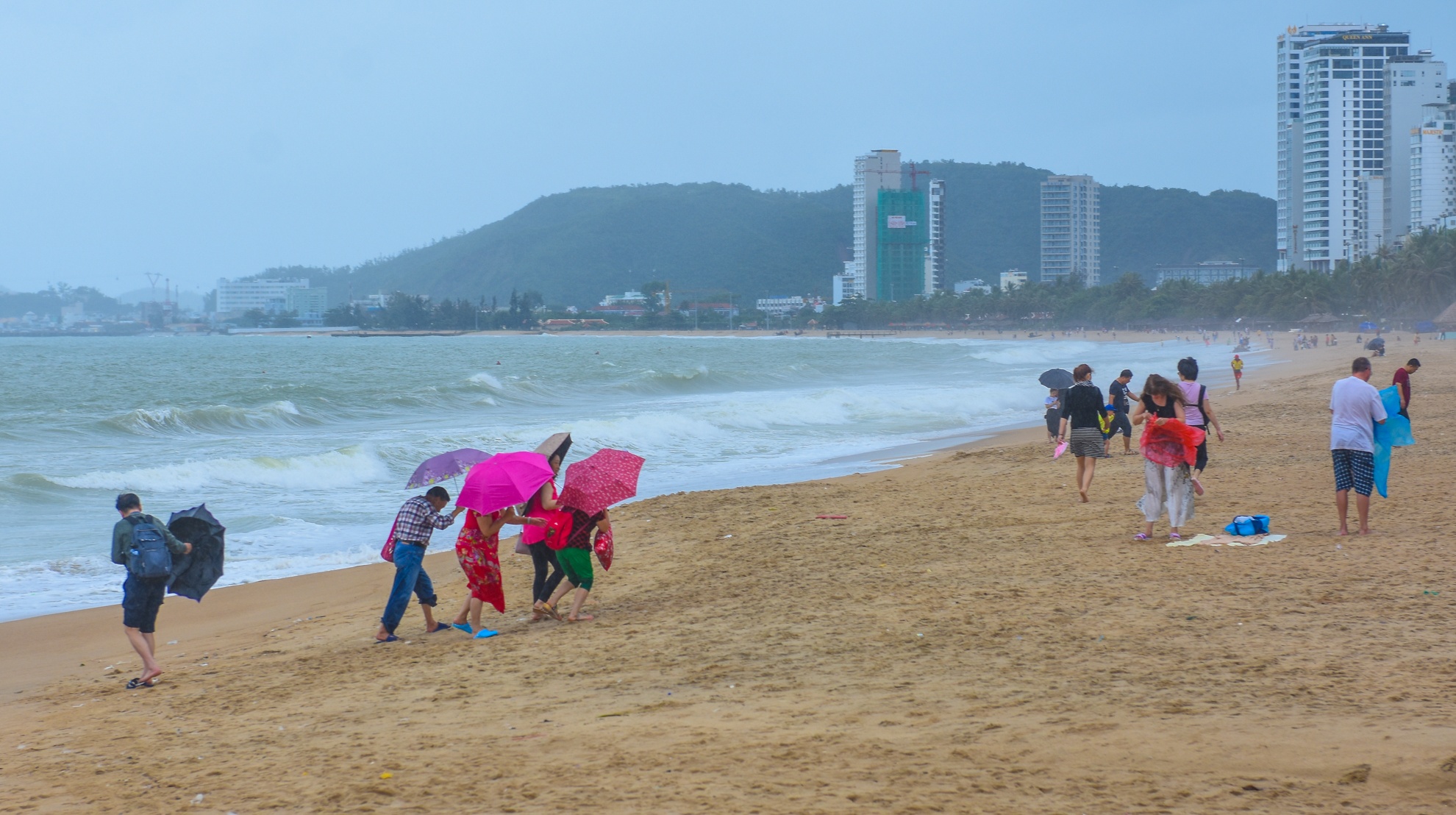 Du khach tam bien song lon anh 10