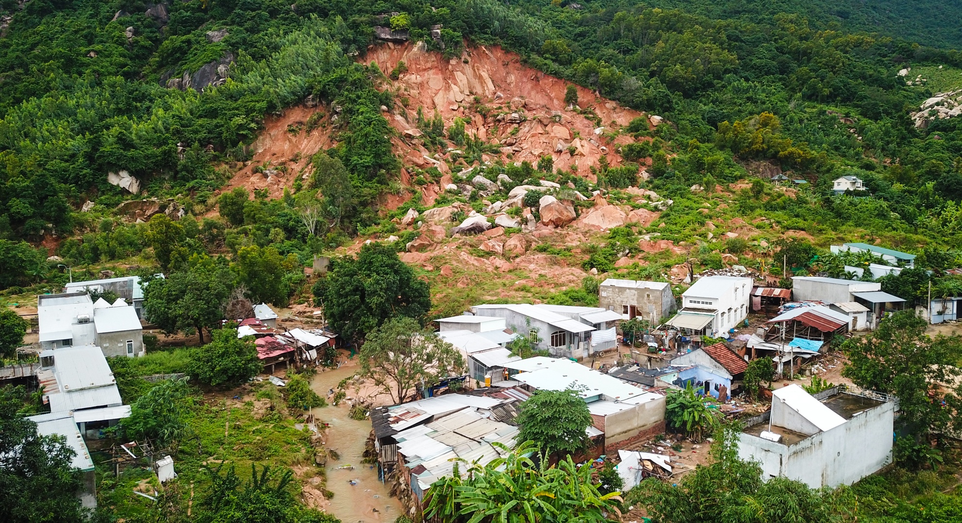 So hai duoi chan nui lo anh 2