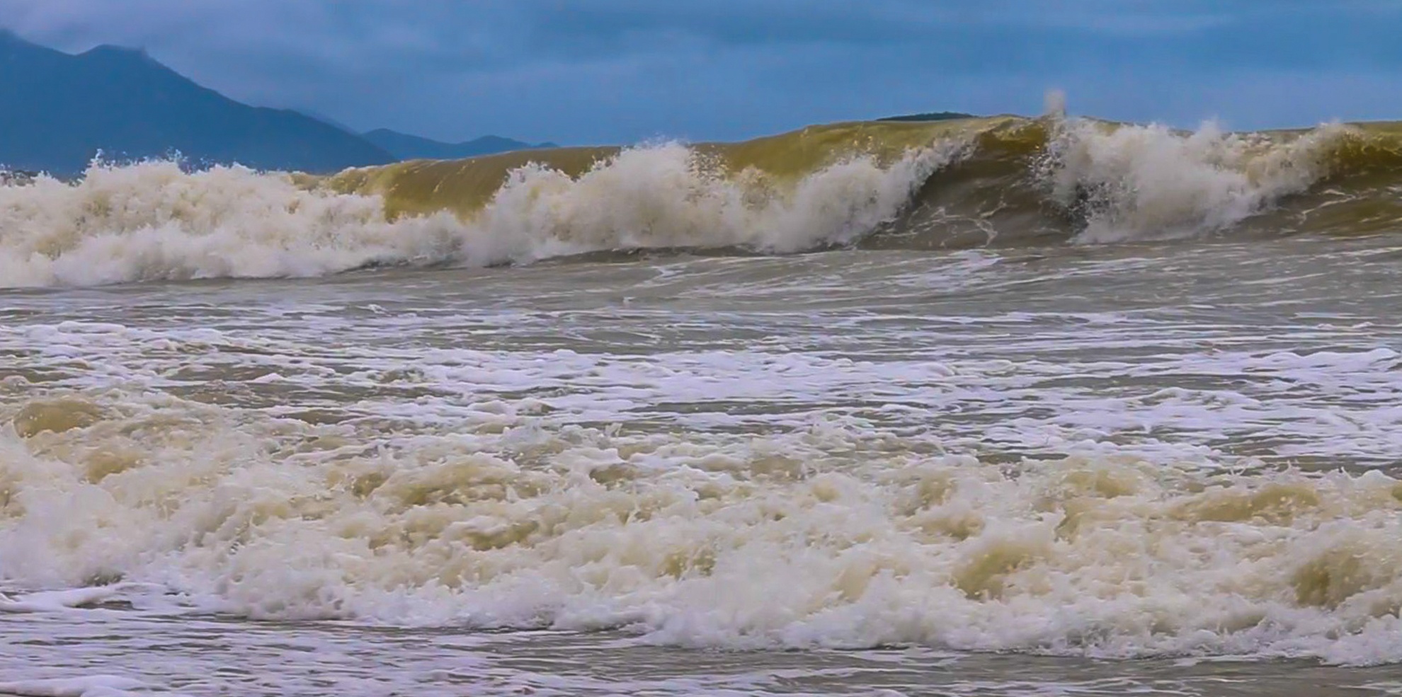 Du khach tam bien song lon anh 1