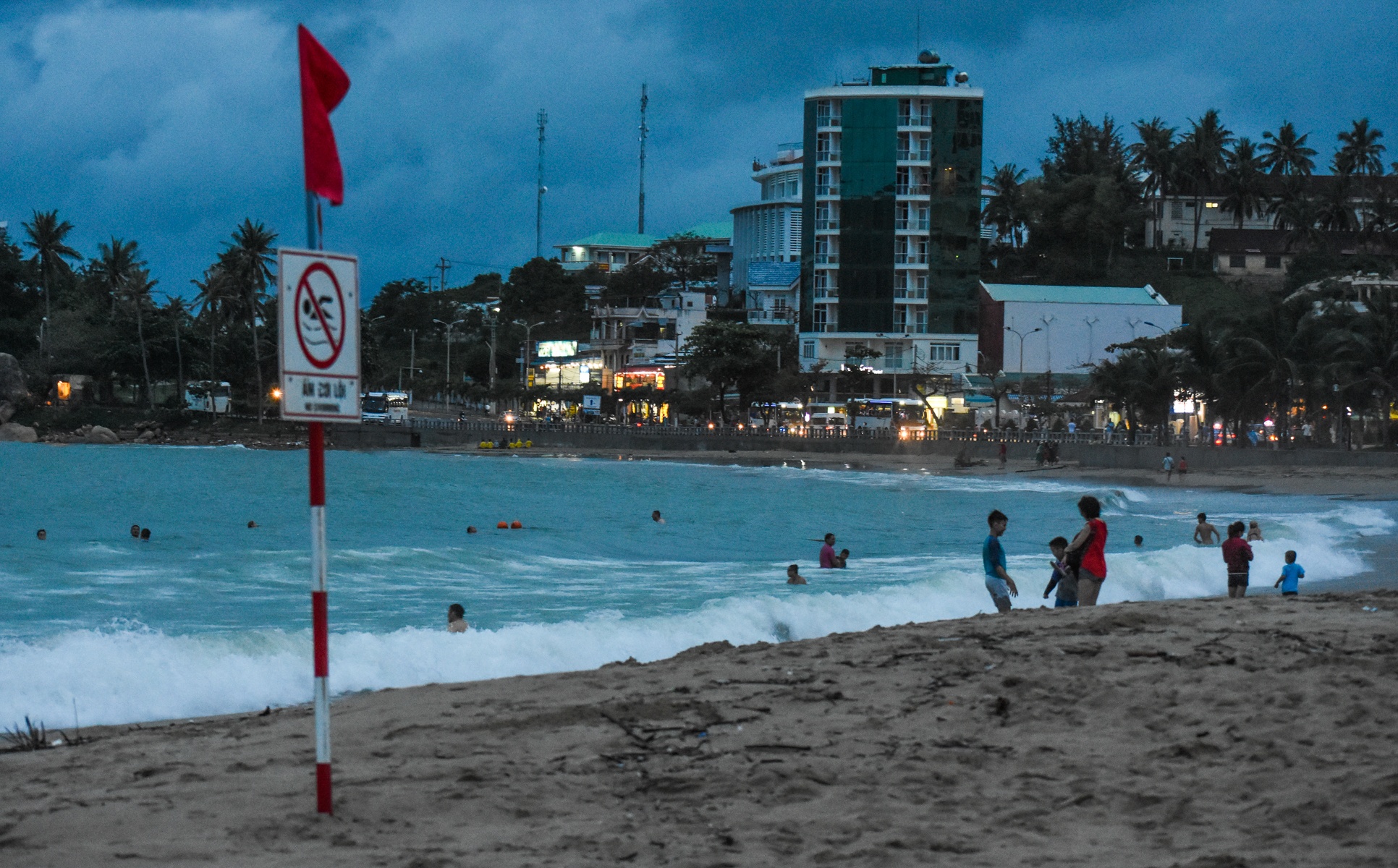 Du khach tam bien song lon anh 3