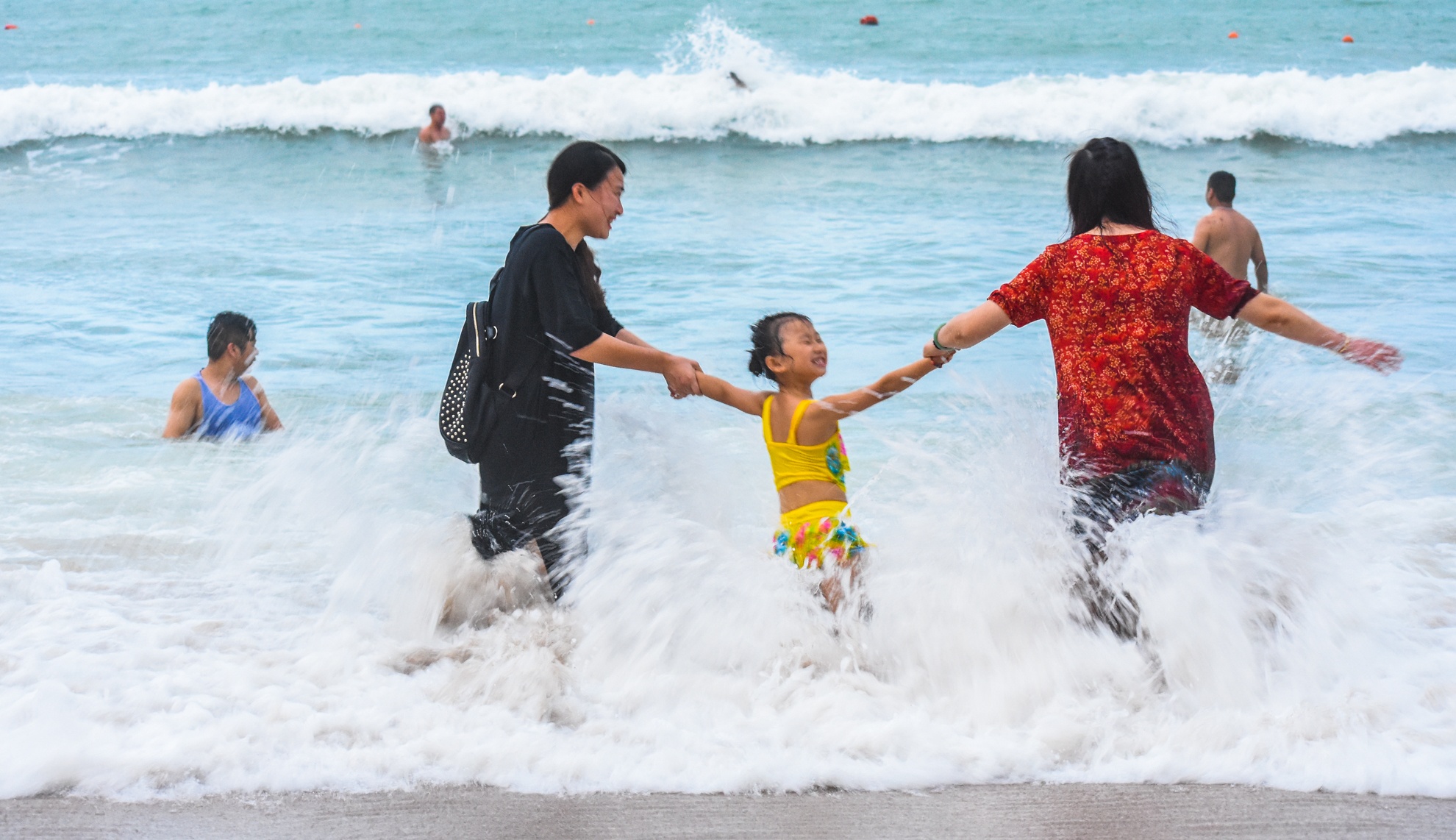 Du khach tam bien song lon anh 9