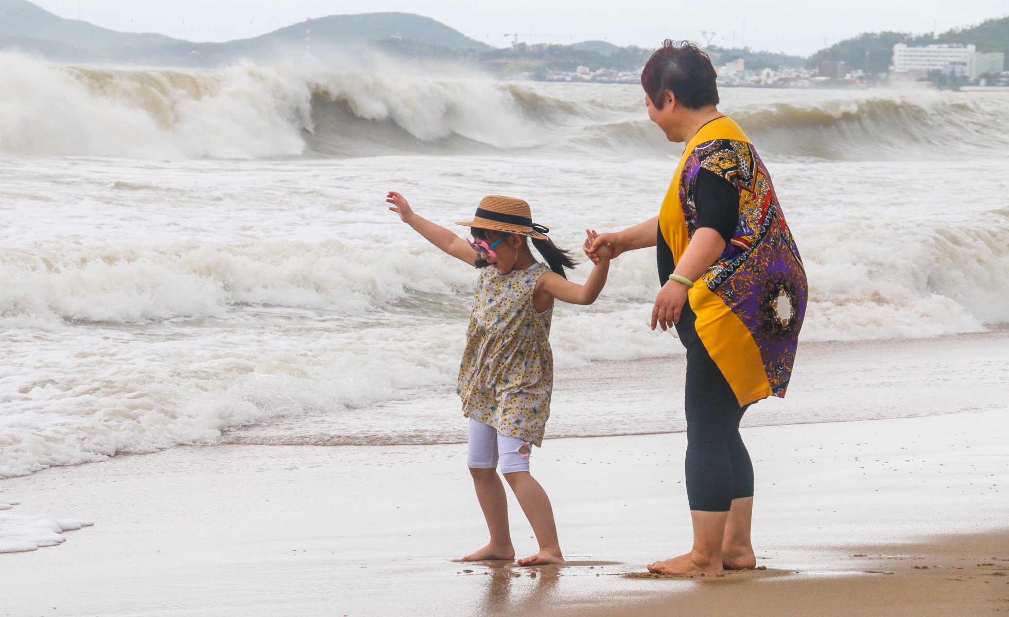 Du khach tam bien song lon anh 4