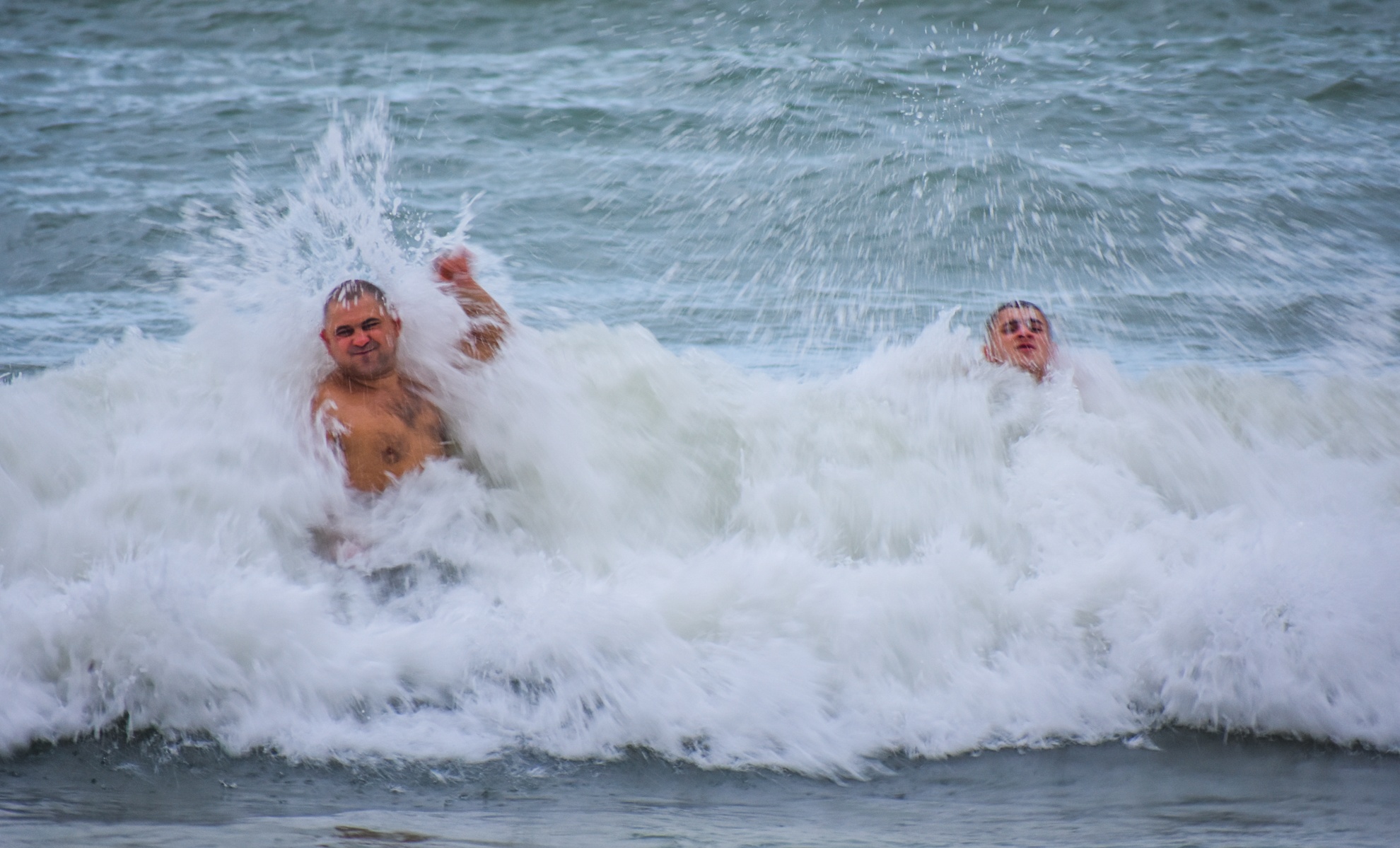 Du khach tam bien song lon anh 5