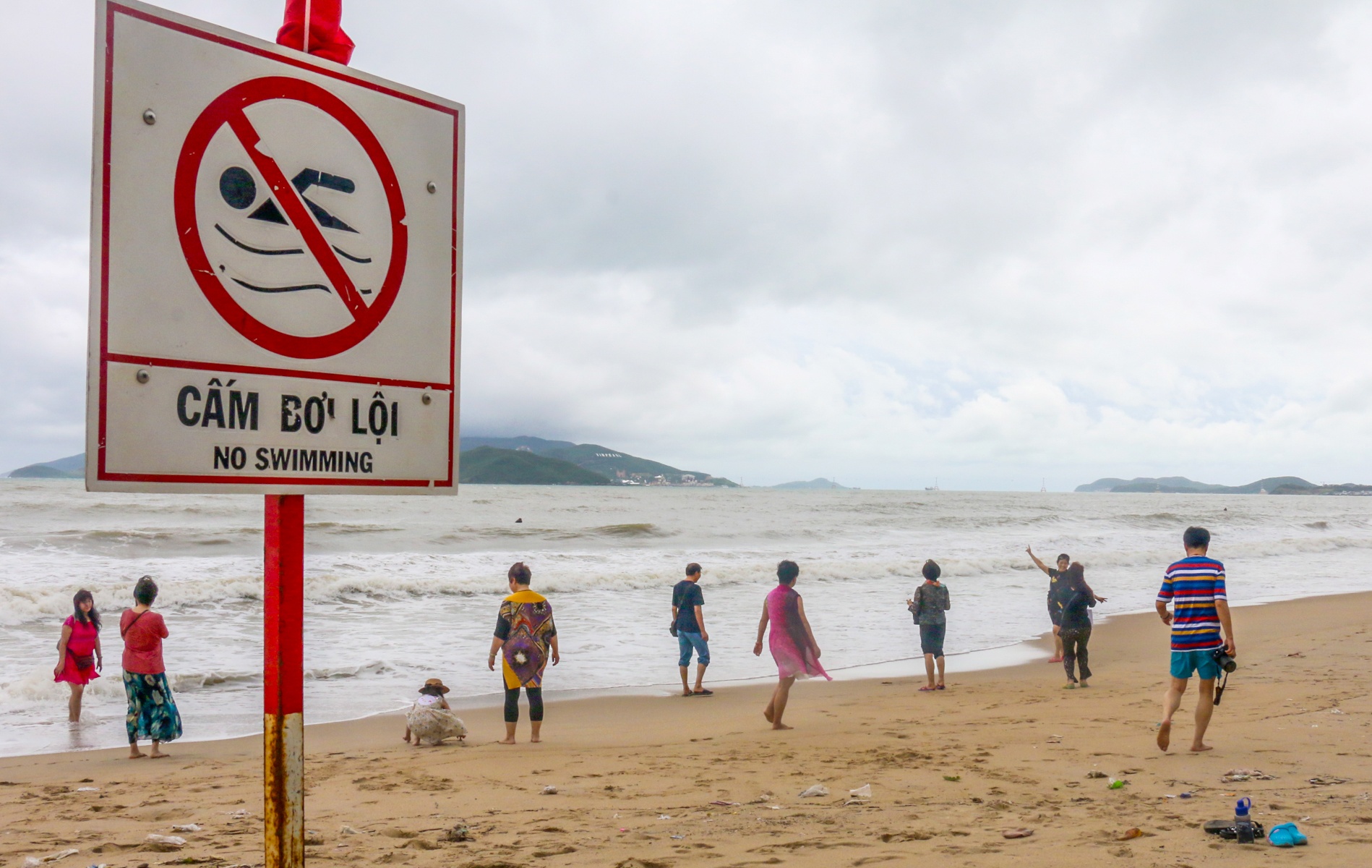 Du khach tam bien song lon anh 2