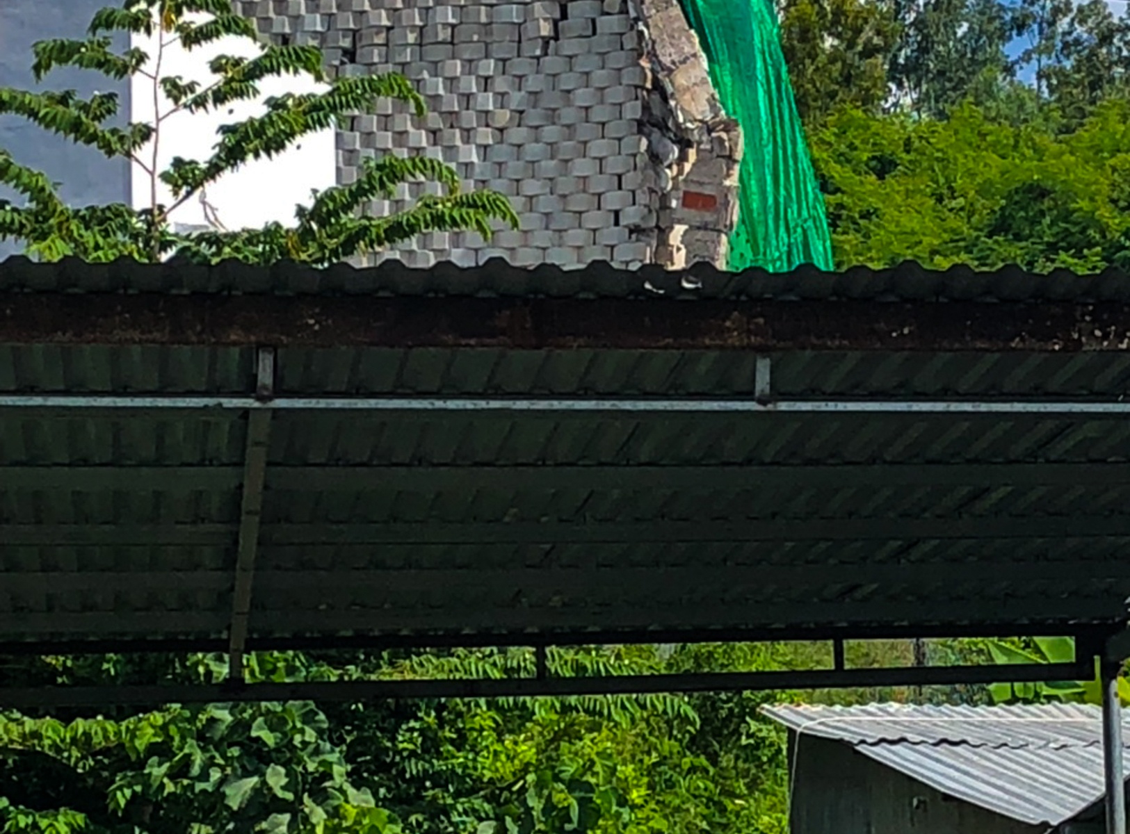 Ke sat lo o khu biet thu anh 8