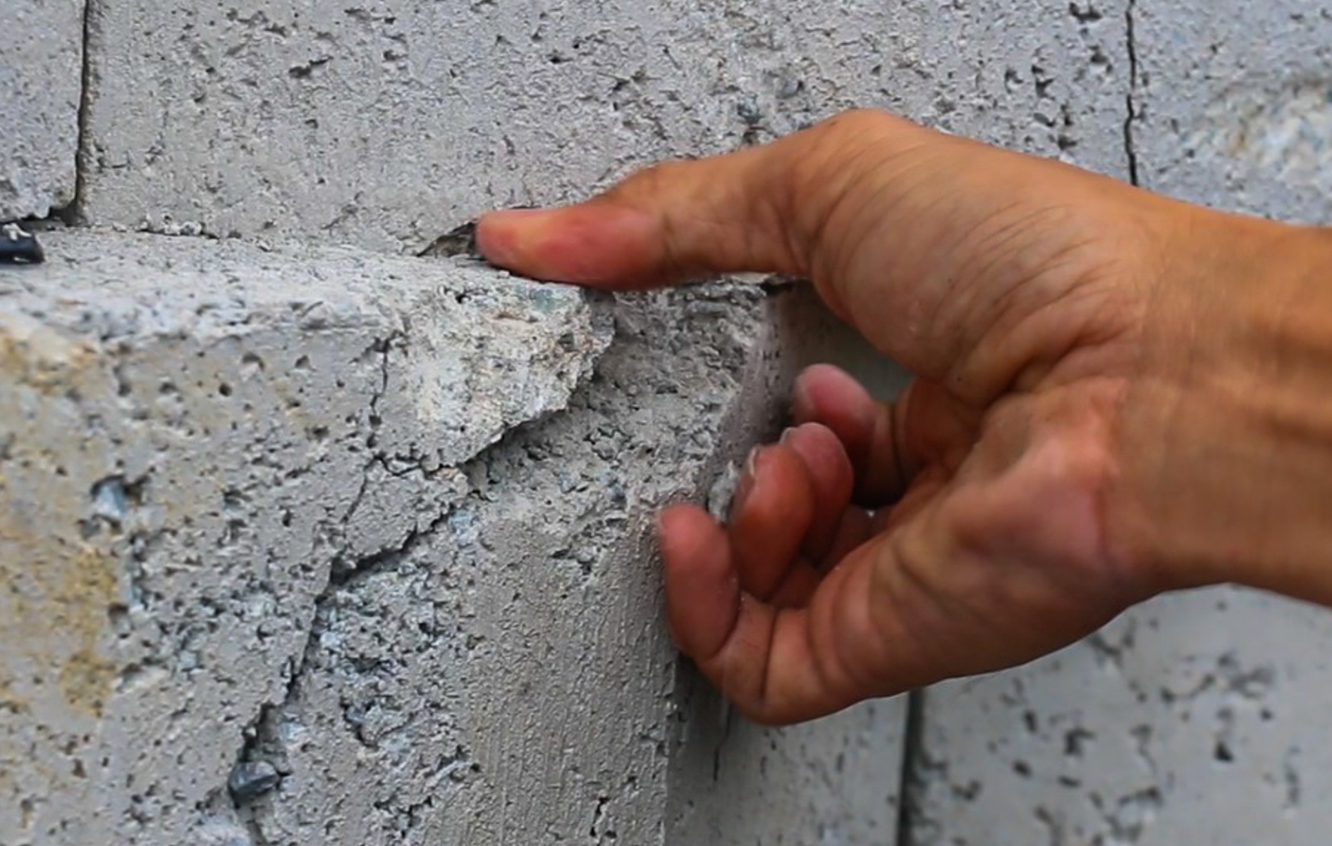 Ke sat lo o khu biet thu anh 9