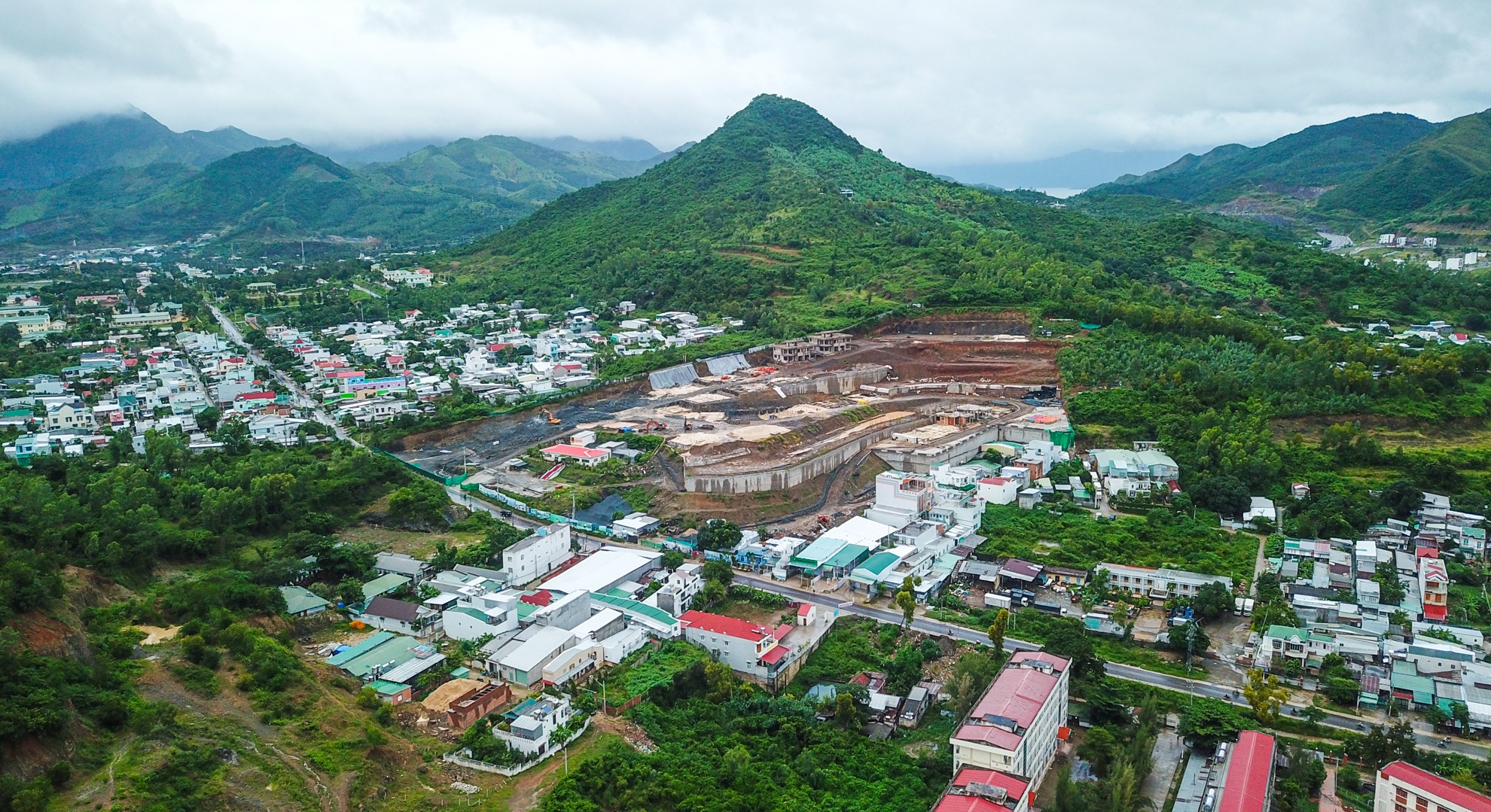 Ke sat lo o khu biet thu anh 1