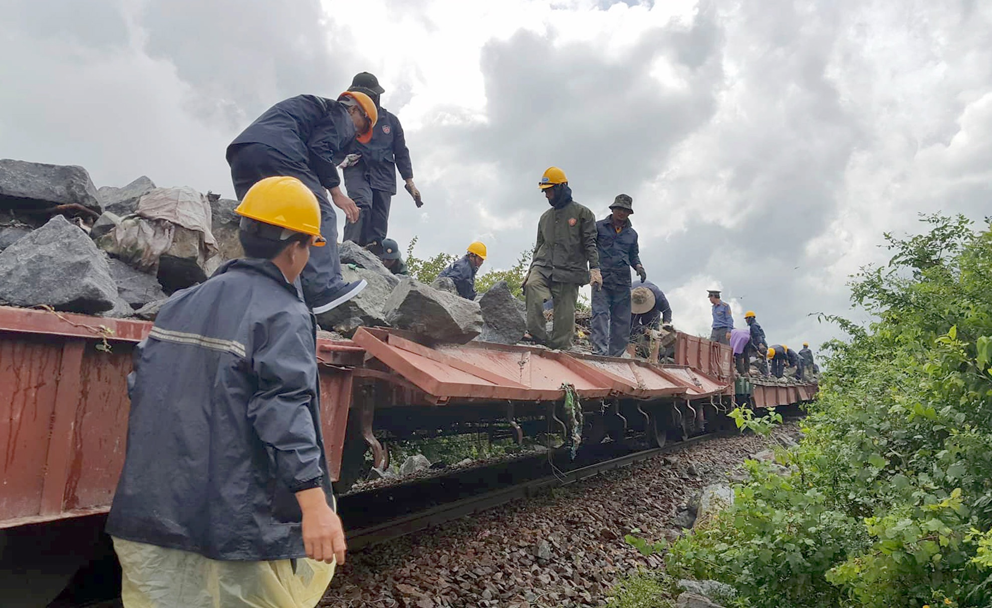 Mua lu lon tu bao so 9, duong sat Bac - Nam te liet hinh anh