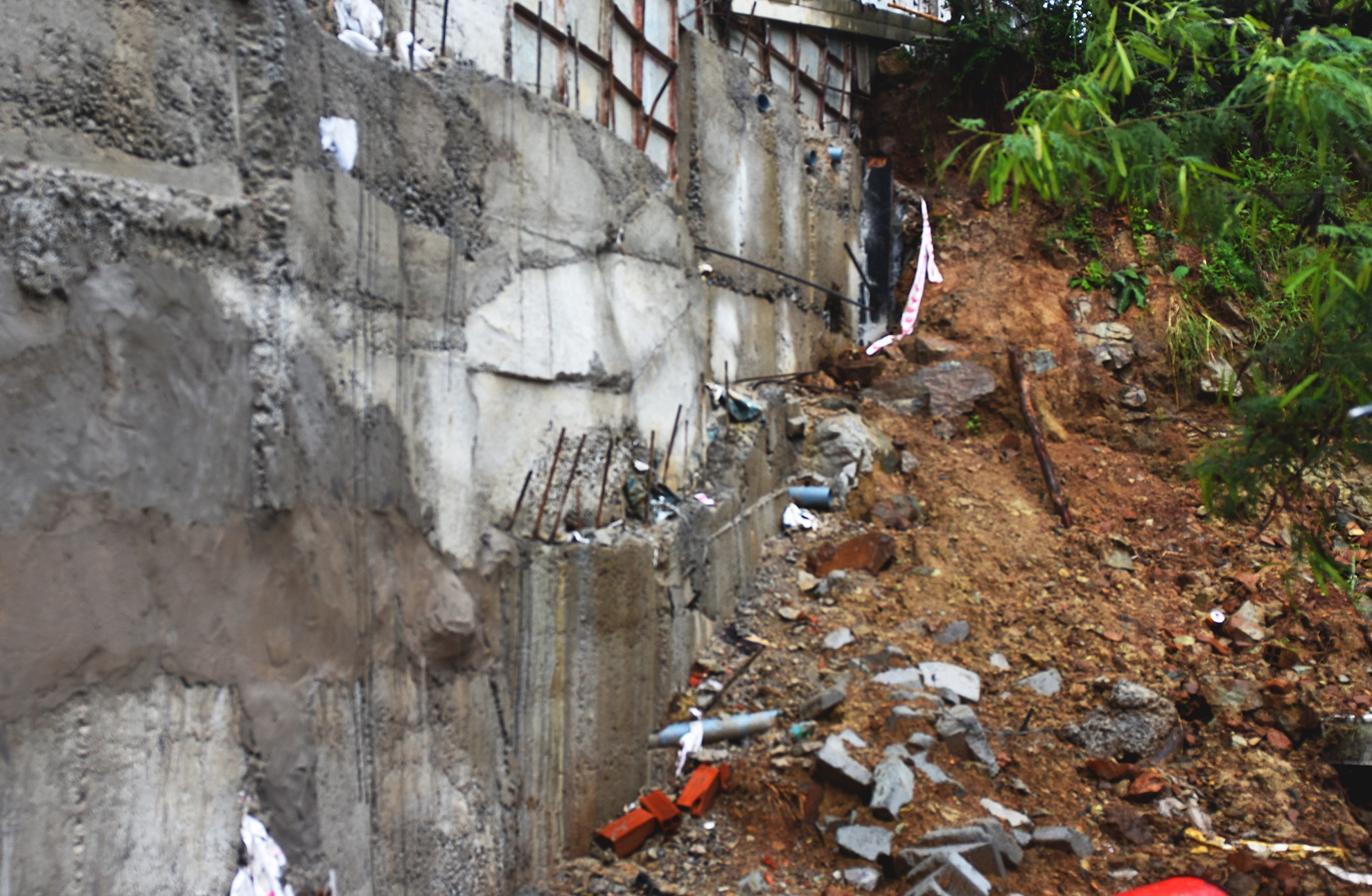 Ke sat lo o khu biet thu anh 11