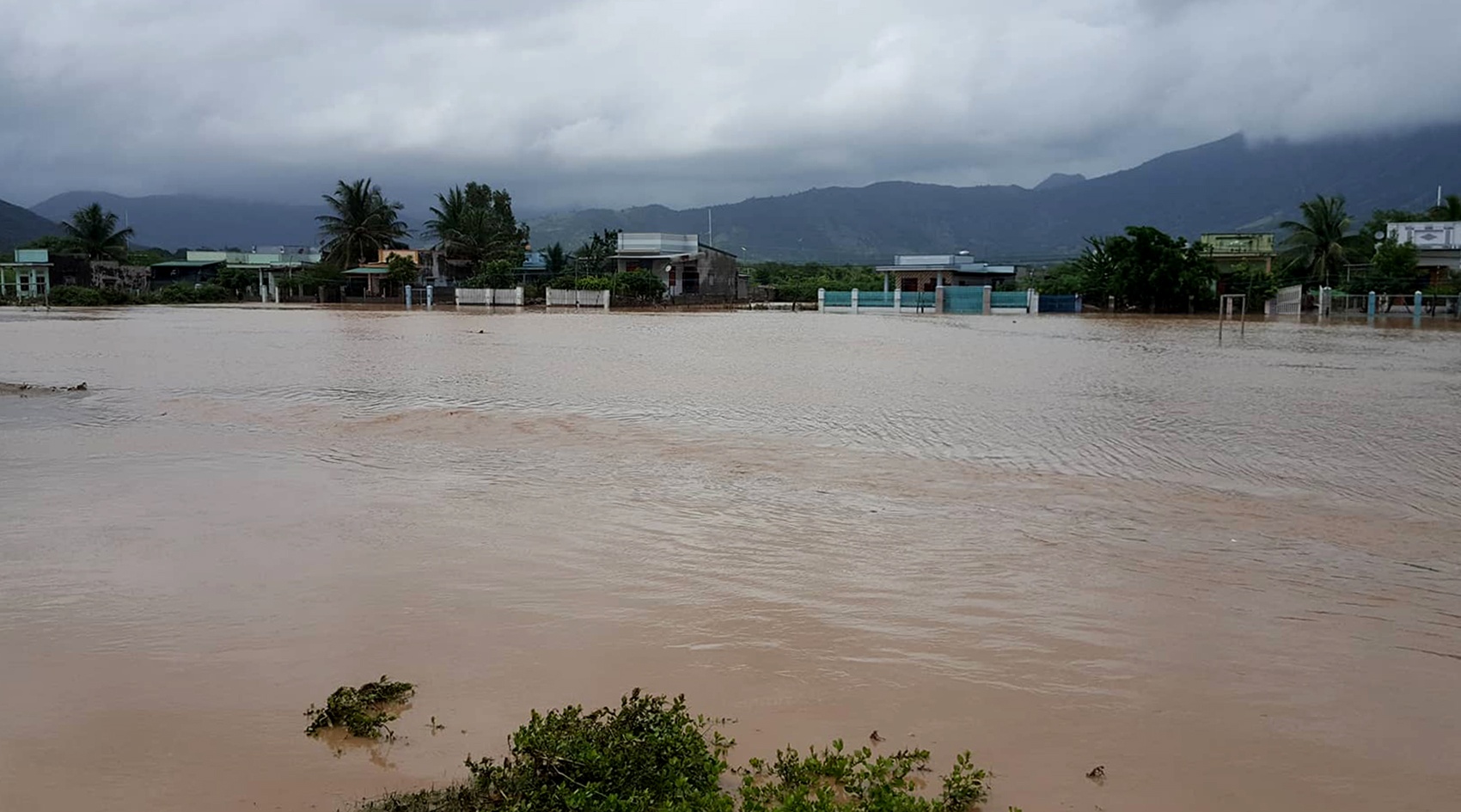 Duong sat bi troi mua lu anh 2