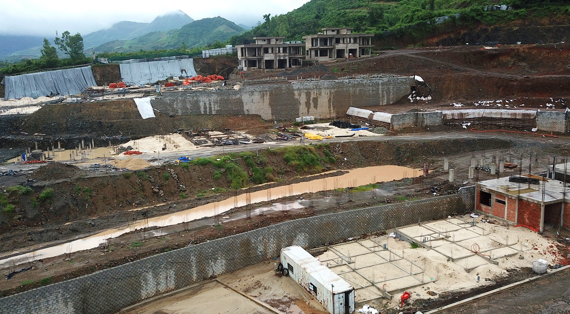 Ke sat lo o khu biet thu anh 3