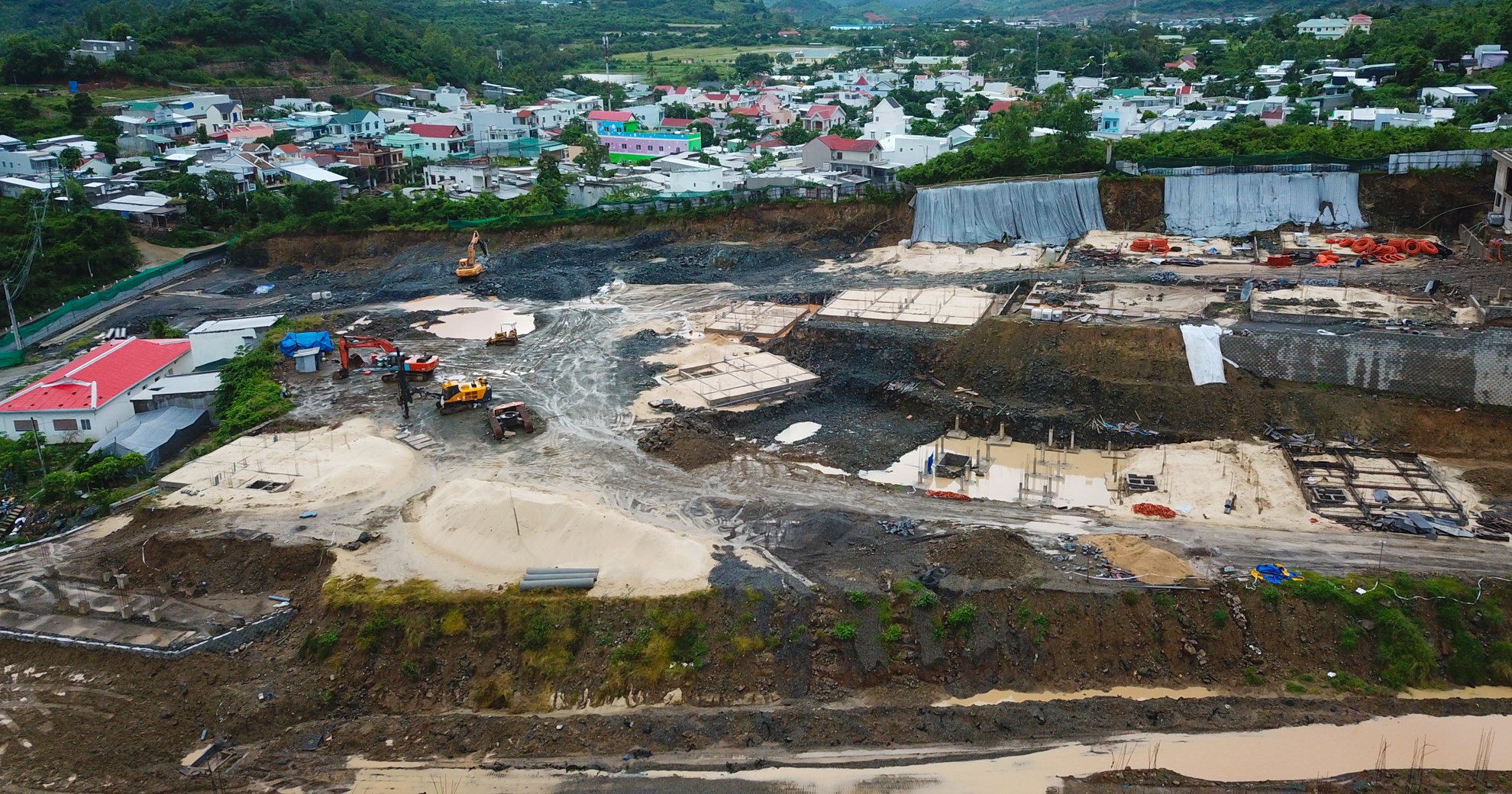 Ke sat lo o khu biet thu anh 4