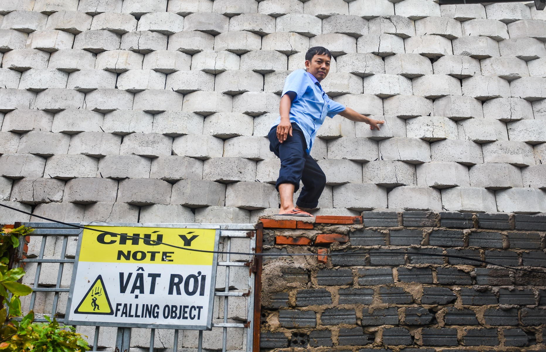 Ke sat lo o khu biet thu anh 5