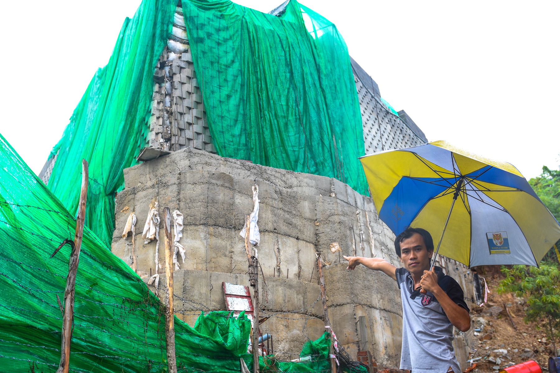 Ke sat lo o khu biet thu anh 6